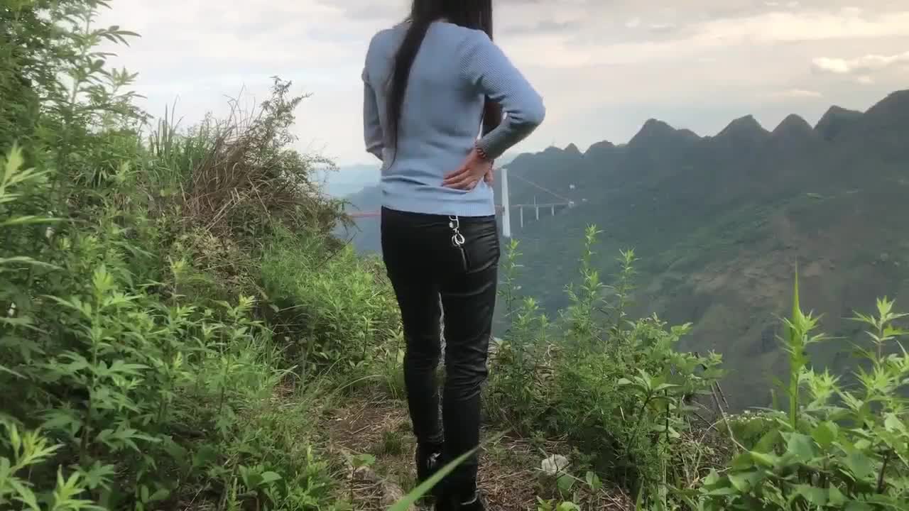 男子约泡极品留山村守人妻自拍流出 在这种风景如画的山头上做爱也是一种不一样的体验.mp4