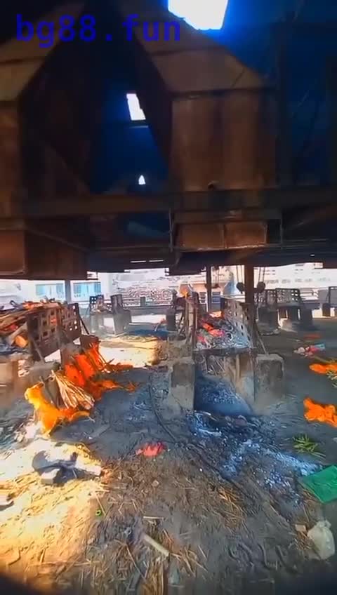 #印度 恒河 #烧尸庙，露天 #火化场，看这场面确实有点吓人！ - 第一吃瓜网 chigua.one.mp4