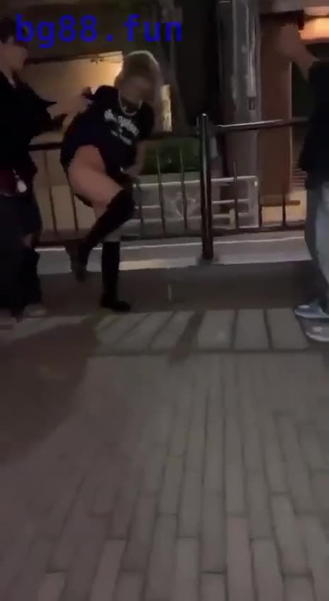 日本真实街头小混混，铁链锁少女在路边栏杆上，又扣逼又拍照~ - 第一吃瓜网 chigua.one.mp4