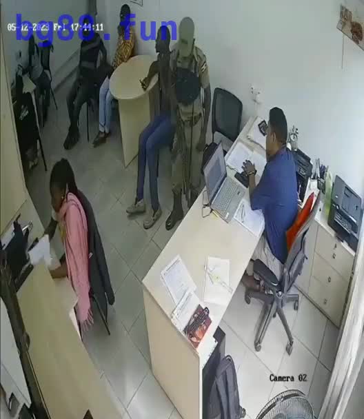 5月12日，乌干达一警察因不满自己贷款利息过高，持AK47射杀了放贷经理 - 第一吃瓜网 chigua.one.mp4