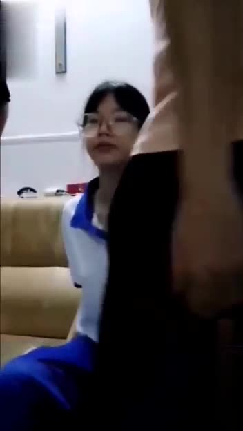 宜春二中高中生正写作业 突然被两个同学爆操！穿着校服的眼镜妹玩3P 场面太淫乱极品大奶.MP4