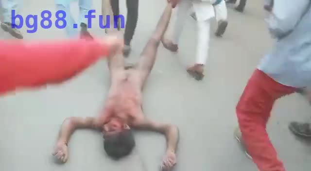 日前印度阿三强奸女子，被裸体拖着游街！ - 第一吃瓜网 chigua.one(1).mp4