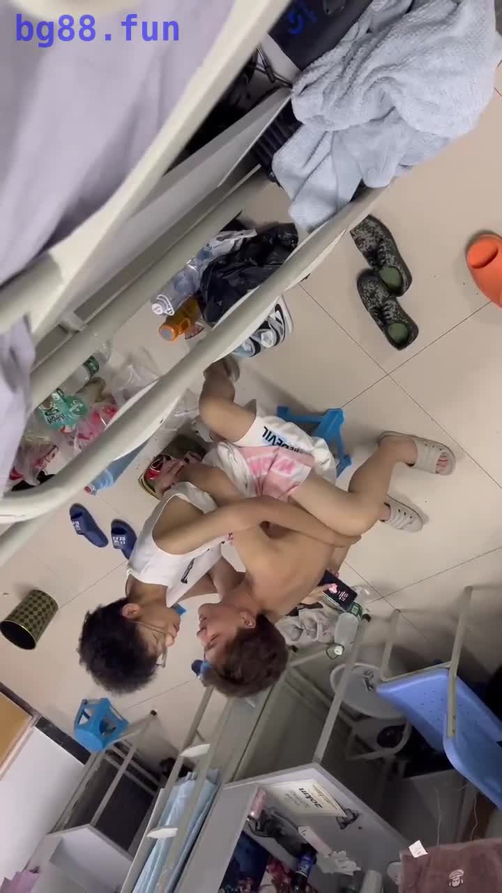#西安科技大学 #基佬 宿舍不雅视频流出，男同现在太疯狂了，抱着就是一顿啃！ - 第一吃瓜网 chigua.one(1).mp4