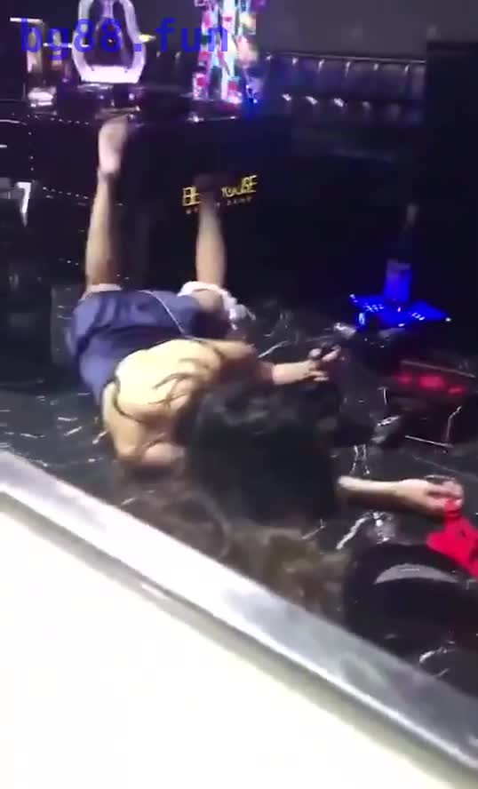 #网传 东莞一妹子在KTV被灌醉以后，遭三男口交射精被呛死！！ - 第一吃瓜网 chigua.one.mp4
