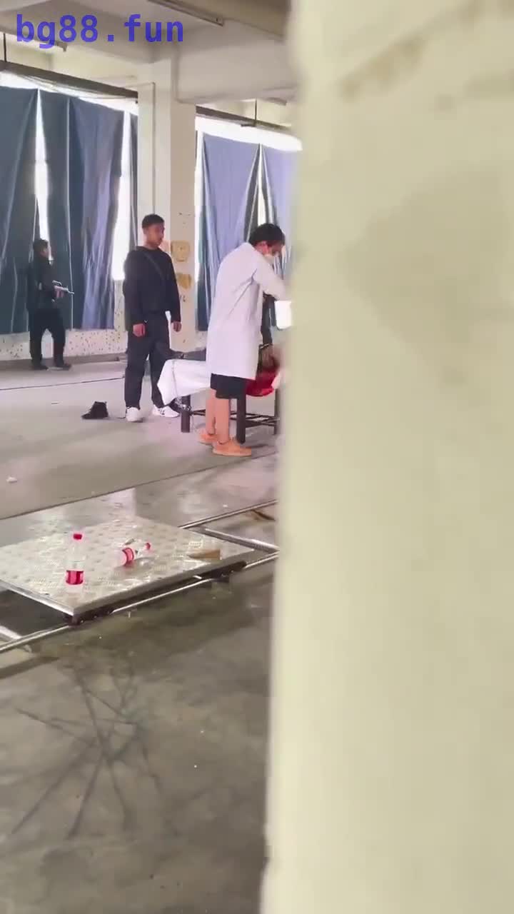 最近网传很火的 #缅北 #噶腰子视频，出国赚大钱的还是小心为妙！ - 第一吃瓜网 chigua.one.mp4