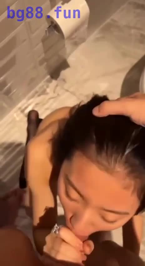 警花 #张津瑜 厕所门事件，啪啪第二弹 抠逼调教.MP4