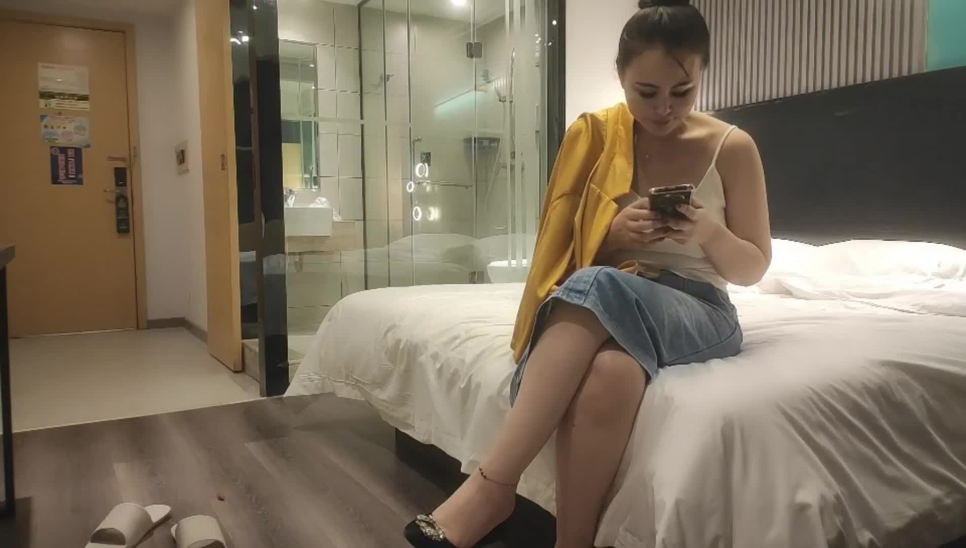 【胖子工作室探花】2000网约极品小少妇，妩媚风骚，情趣黑丝，白嫩翘臀，浪叫声声震天，真尤物干爽_学生妹_酒店真实偷拍.mp4