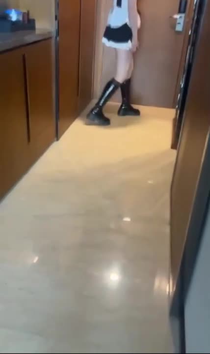 酒店3P约操小自己十岁的舞蹈生JK少女 1.mp4