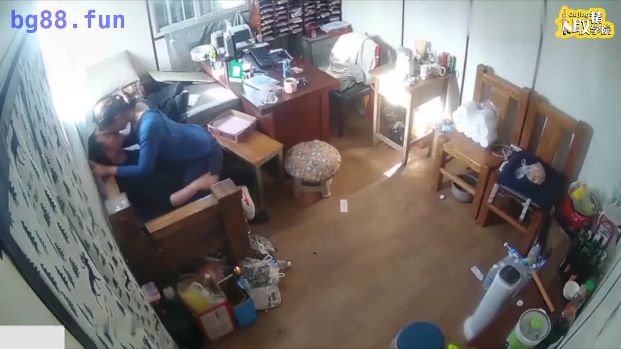 【绿帽淫妻】嫂子在办公室勾引弟弟，被后入内射.mp4