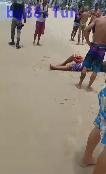 沙滩上躺着一位男子，他的大腿被鲨鱼啃食掏空.mp4