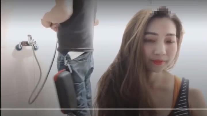 身材火辣的模特美女家里花洒头坏了找师傅来维修勾引他在浴室里激情国语对白 1.mp4