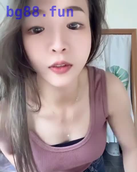 很有气质的台湾妹妹，在家脱光光裸舞，身材和颜值都很极品.mp4