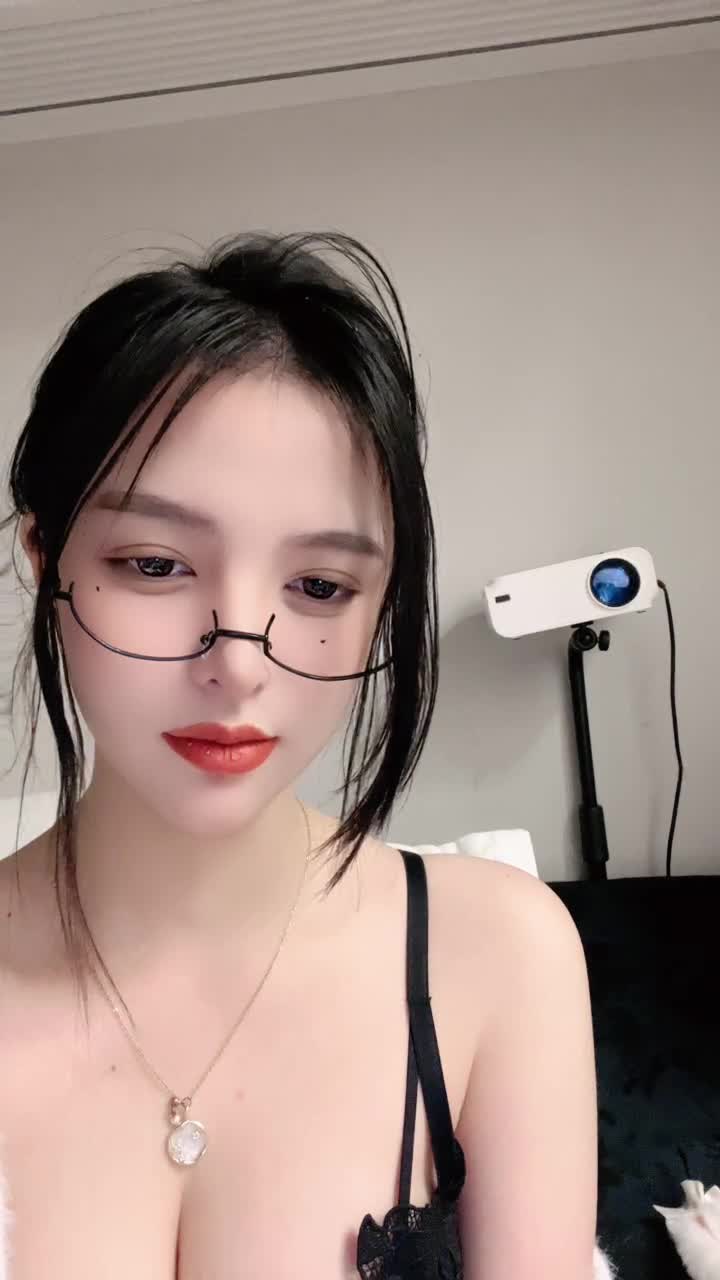 更多视频Telegram搜索@cn2048.mp4