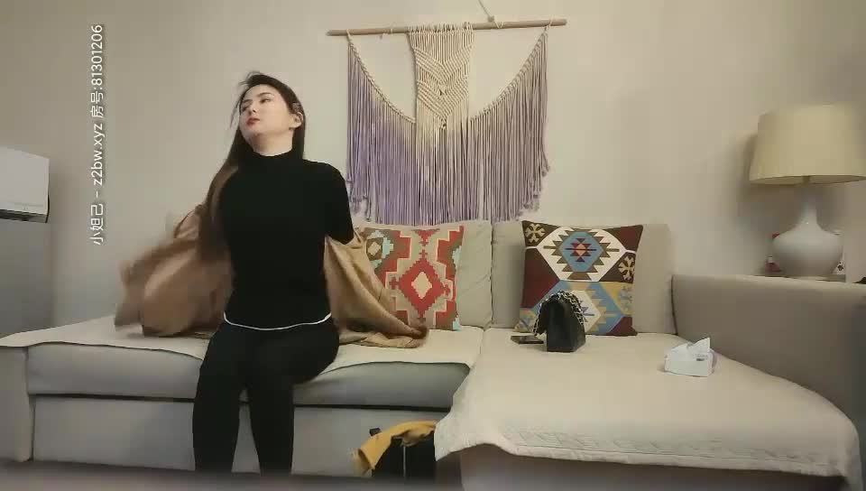 约了个西装性感黑衣妹子啪啪，口交舔弄脱掉内裤掰穴上位快速抽插.mp4