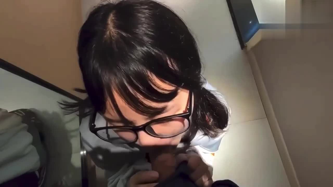 【万人求佛山校服妹高中生门事件】吃鸡巴技术一般，大屁股后入0：17：21.mp4