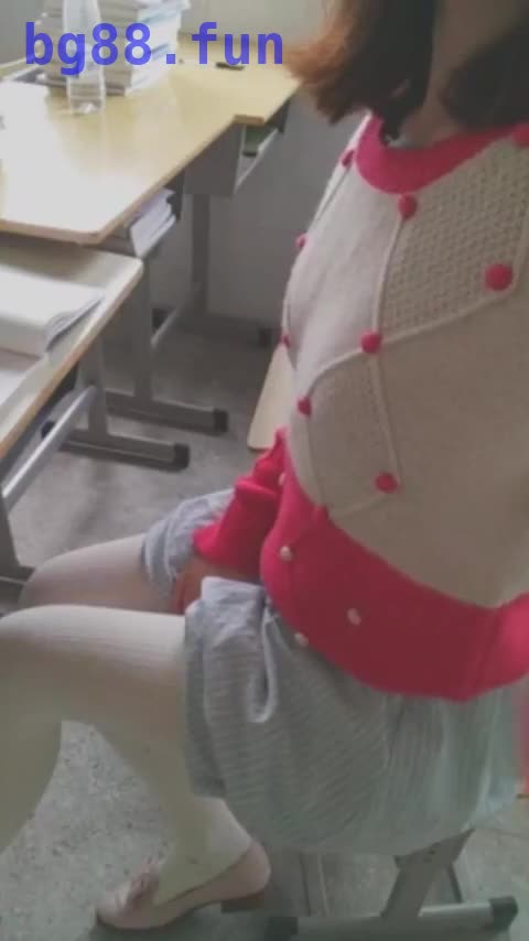 早熟学生妹教室露出超大胆揉奶漏逼.mp4
