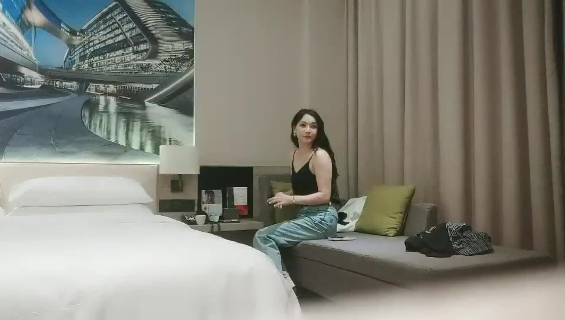 【利哥探花】美臀极骚御姐，开档丝袜扭动屁股想要被操，摸蛋深喉大屌特写插嘴，骑乘打桩啊啊叫_学生妹_酒店真实偷拍.mp4