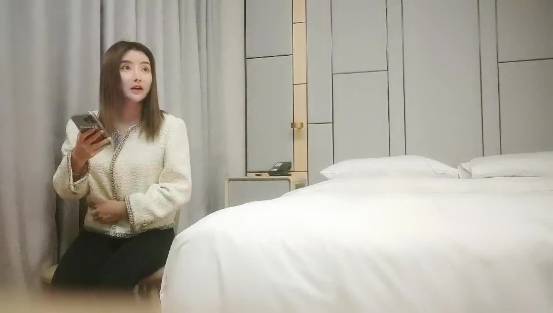 【利哥探花】大奶兼职美女，超近距离视角拍摄，掰穴揉搓深喉插嘴，骑乘大屁股打桩机猛操_学生妹_酒店真实偷拍.mp4