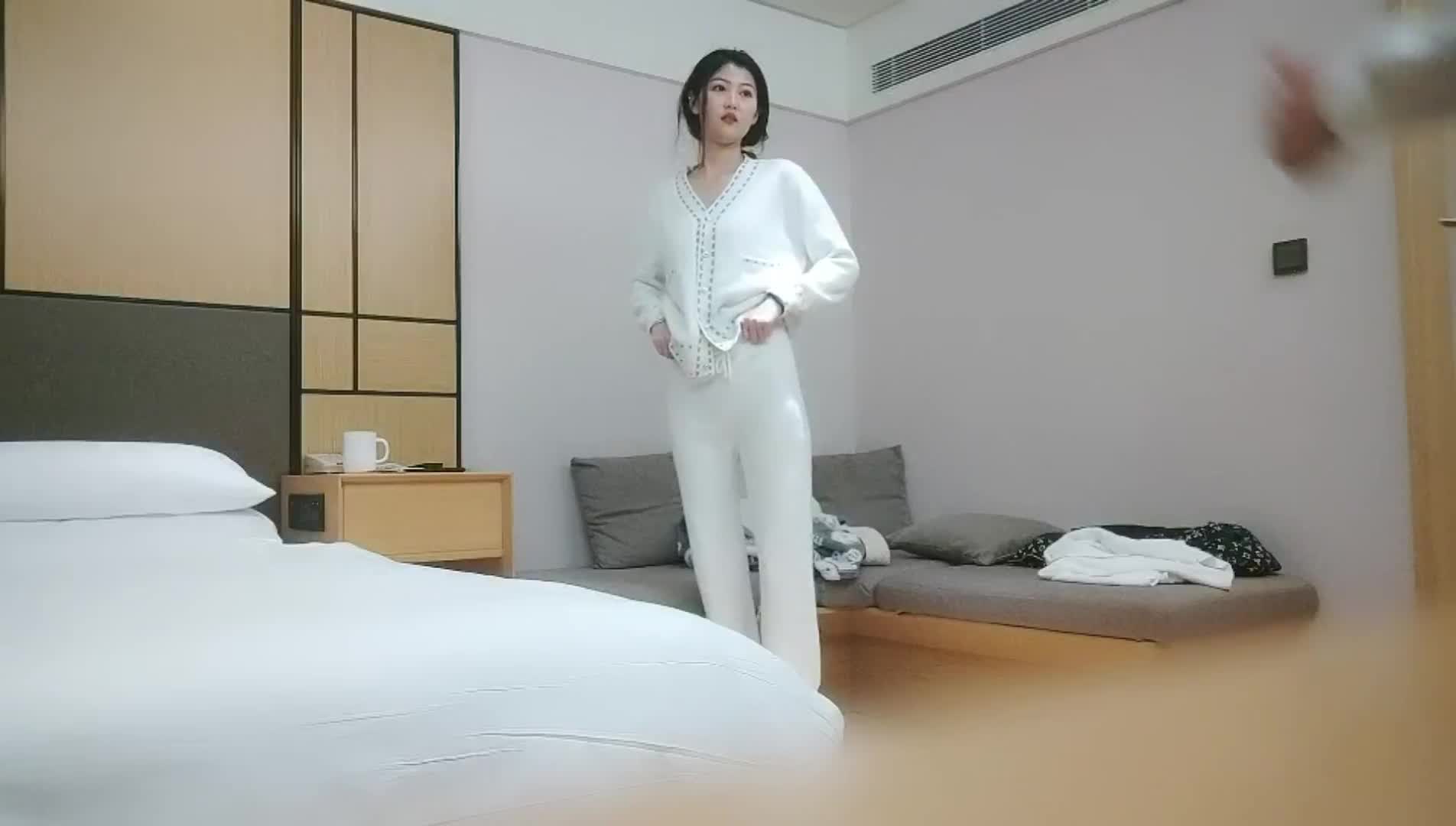 【利哥探花】180CM极品女神，坐在身上拨弄奶头，超近距离特写深喉，让妹子自摸扛腿抽插猛操_学生妹_酒店真实偷拍.mp4