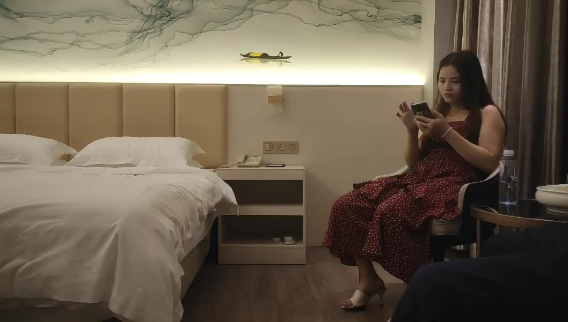【小马探花】极度淫荡花裙少妇，主动解开裤子手伸进衣服摸奶子，撩起裙子摸逼边口交，骑乘打桩，中途休息自摸起来_学生妹_酒店真实偷拍.mp4