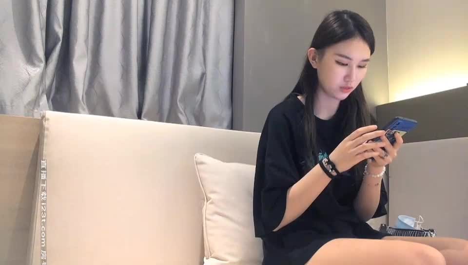 身材一米七几的九头身高个子女神，超模般冷艳的脸蛋儿，走T台肯定很有气势.mp4