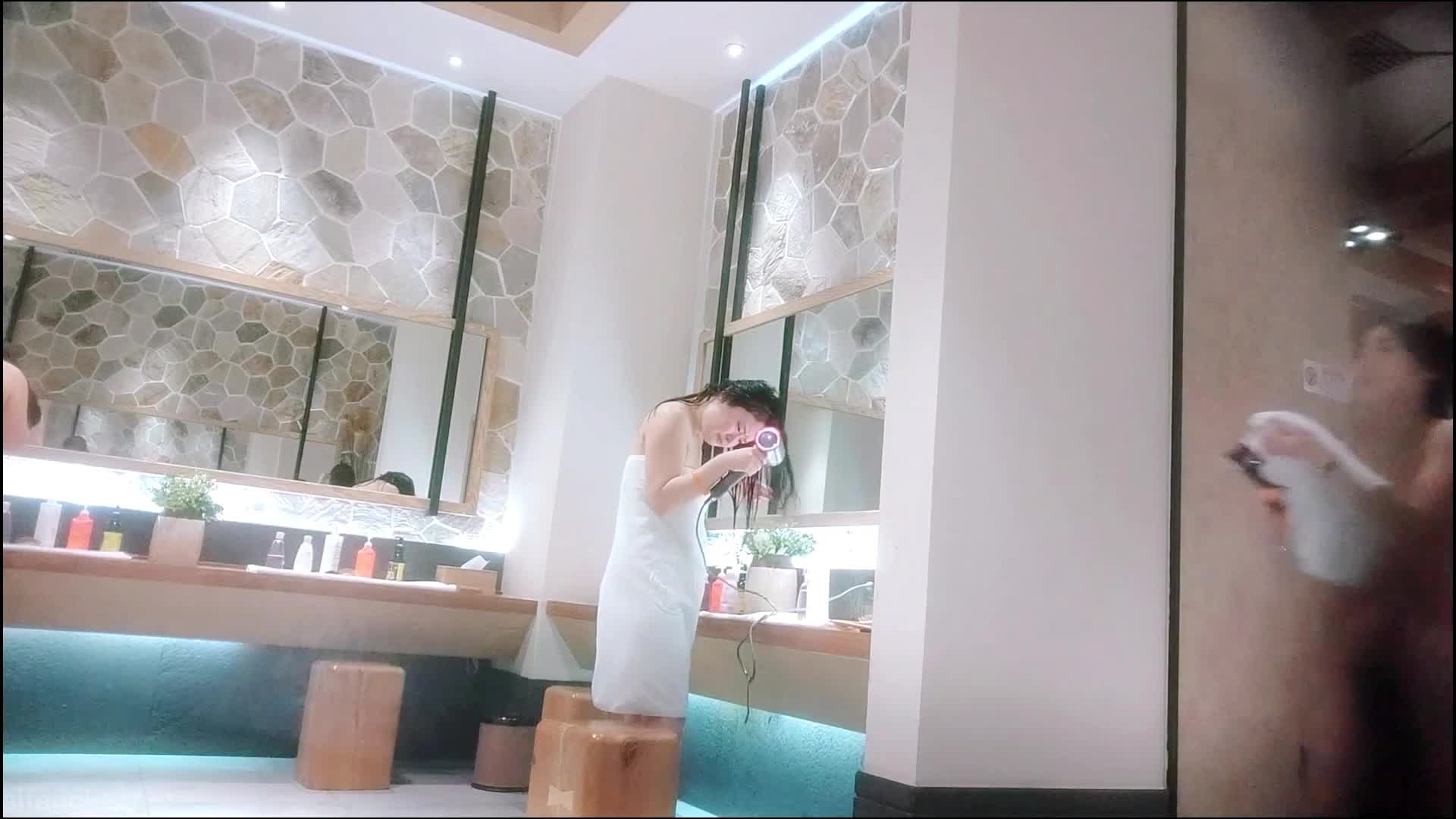 澡堂子内部员工盯上了一个极品美少妇_丰满的大奶子.mp4