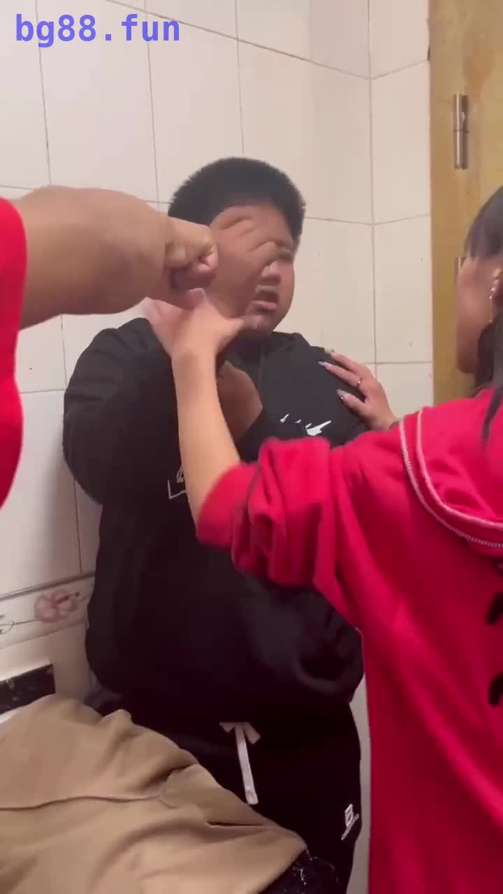 多人霸凌小胖，不敢还手，骂不还口.MP4