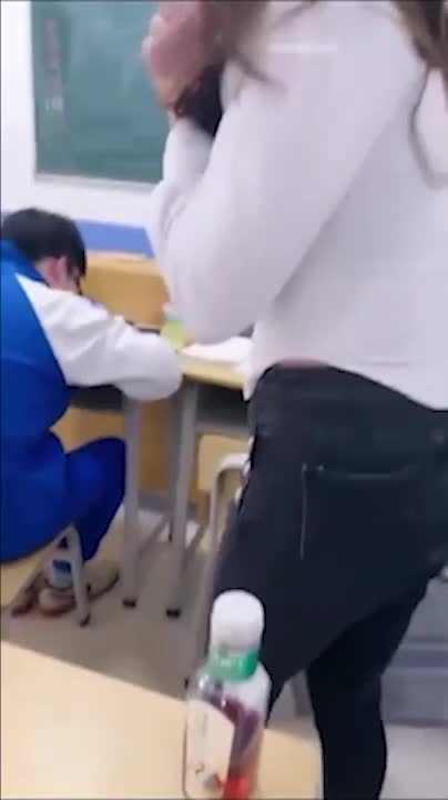 【深圳处男门事件第1部】调戏青春期少年，内容相当给力，骚逼要帮害羞的处男破处.mp4