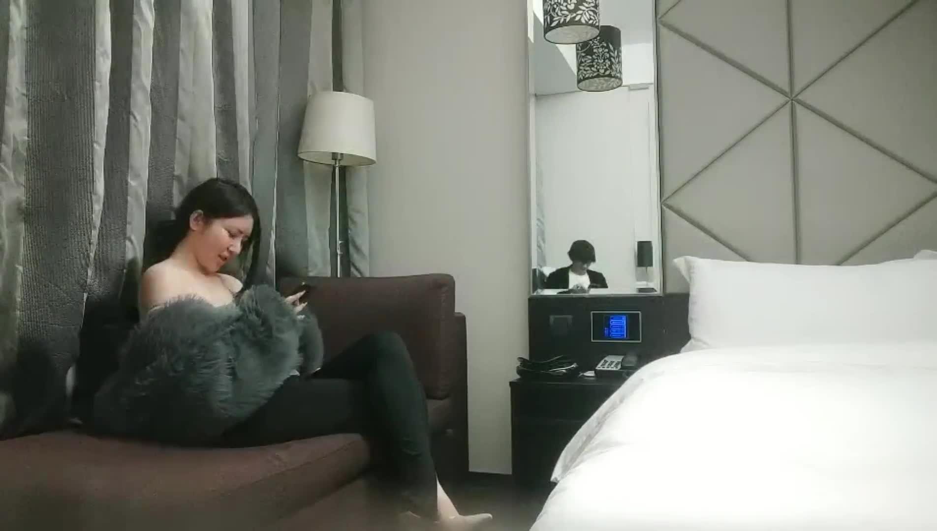 外围女神场，今晚骚货撩人手段一流，玉足抚屌嫩穴自慰，精彩劲爆.mp4