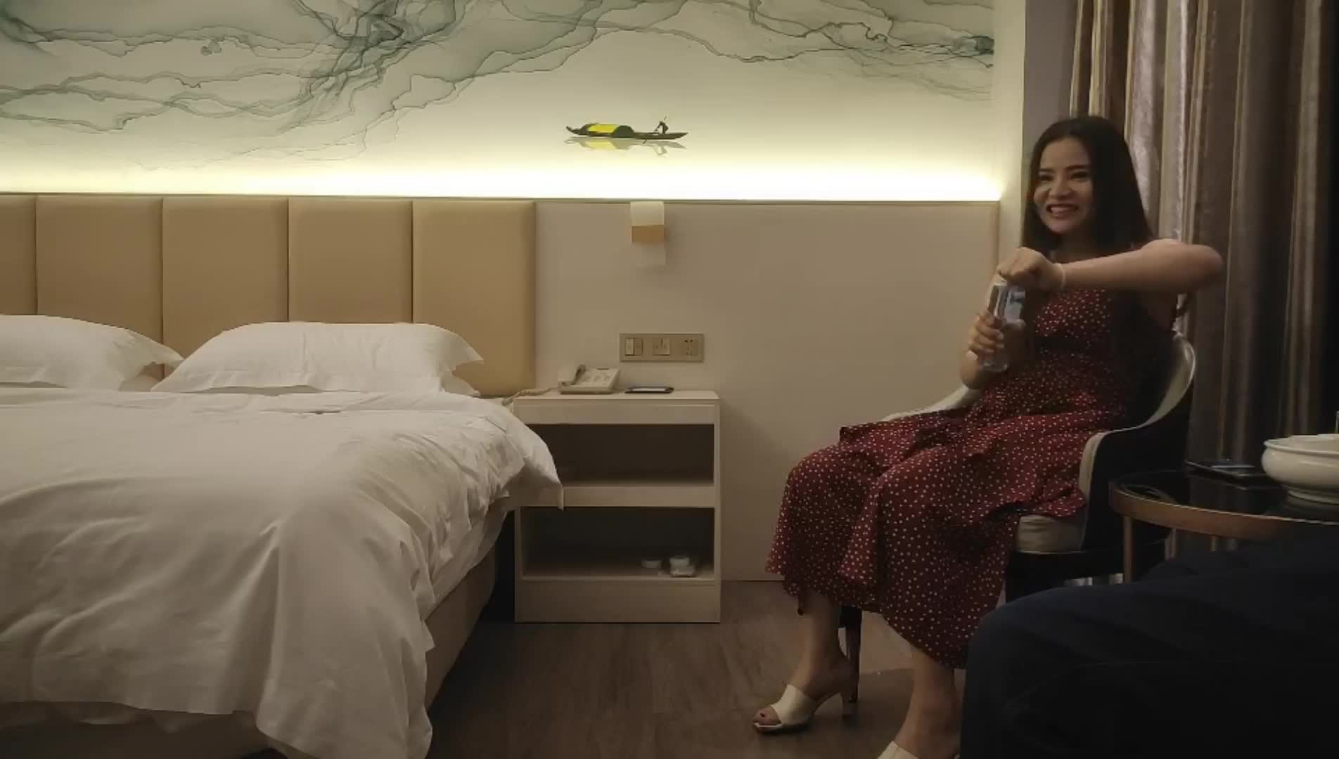 【小马探花】极度淫荡花裙少妇，主动解开裤子手伸进衣服摸奶子，撩起裙子摸逼边口交，骑乘打桩，中途休息自摸起来.mp4