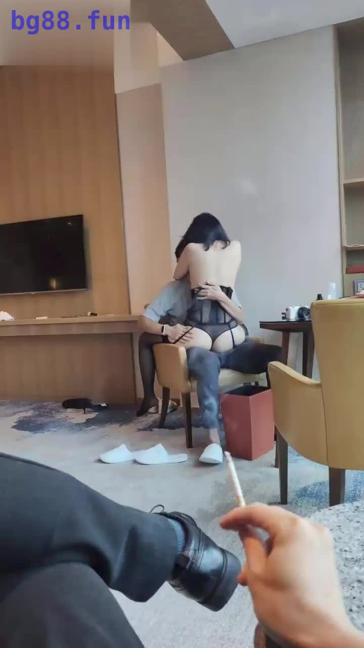 8绿帽淫妻，看着黑丝老婆被别人操谁懂绿帽这种爽.mp4
