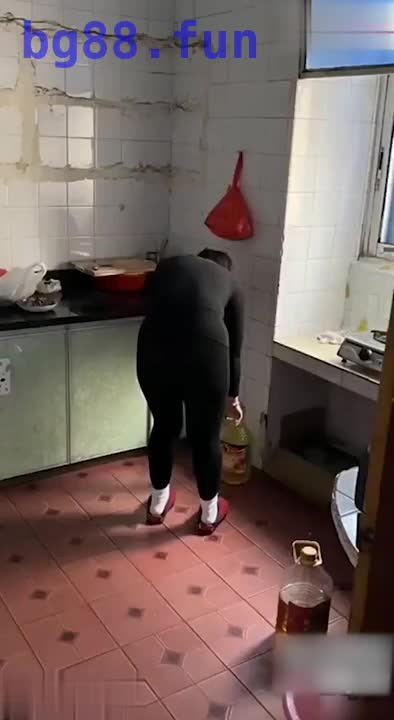 叔嫂乱伦，趁大哥不在家下药迷奸新婚嫂子，逼这么松婚前肯定被很多人操.mp4