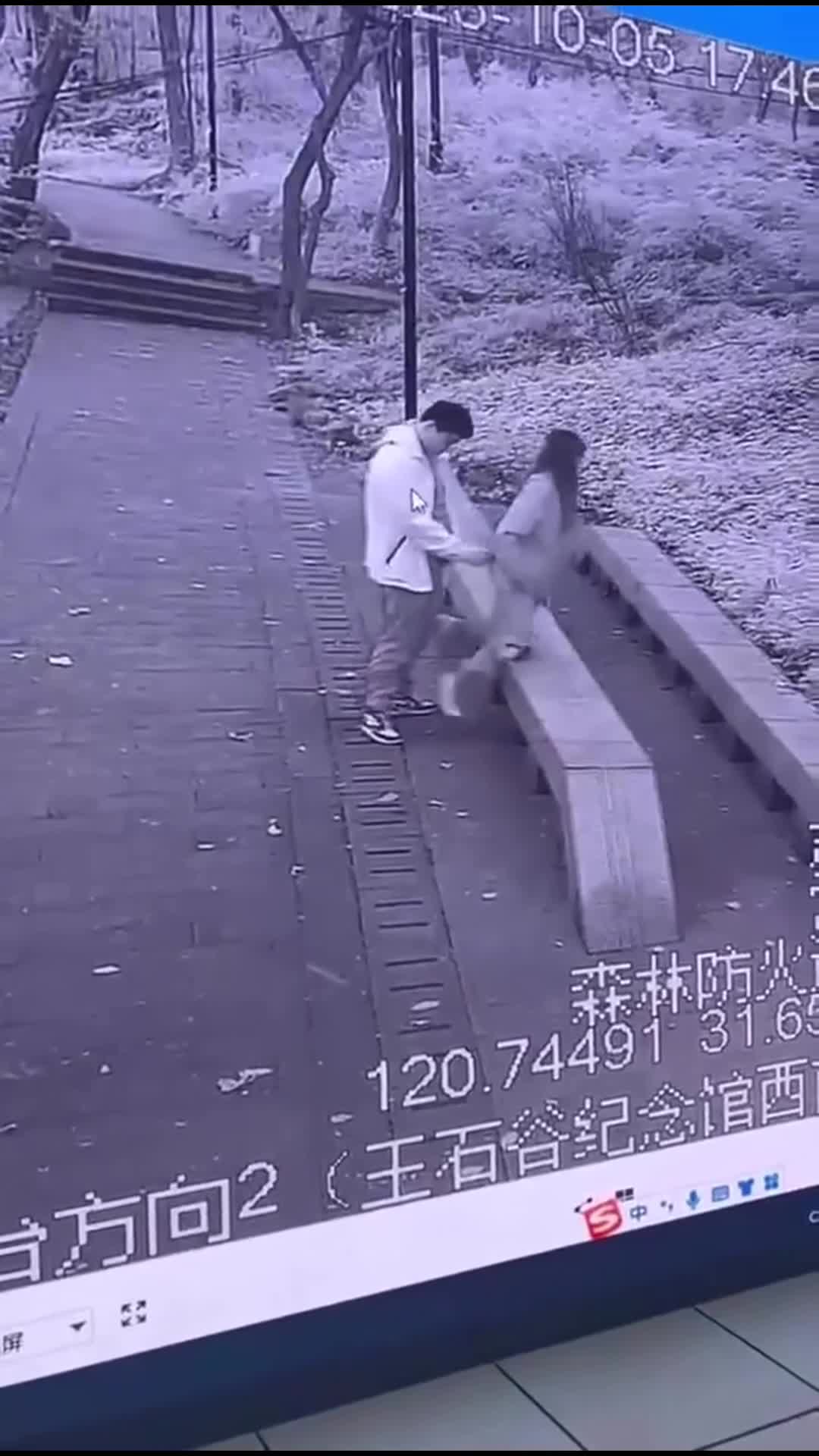 【酒店监控_和好兄弟女友偷情开房】正操逼兄弟发信息来，绿帽戴的真爽.mp4