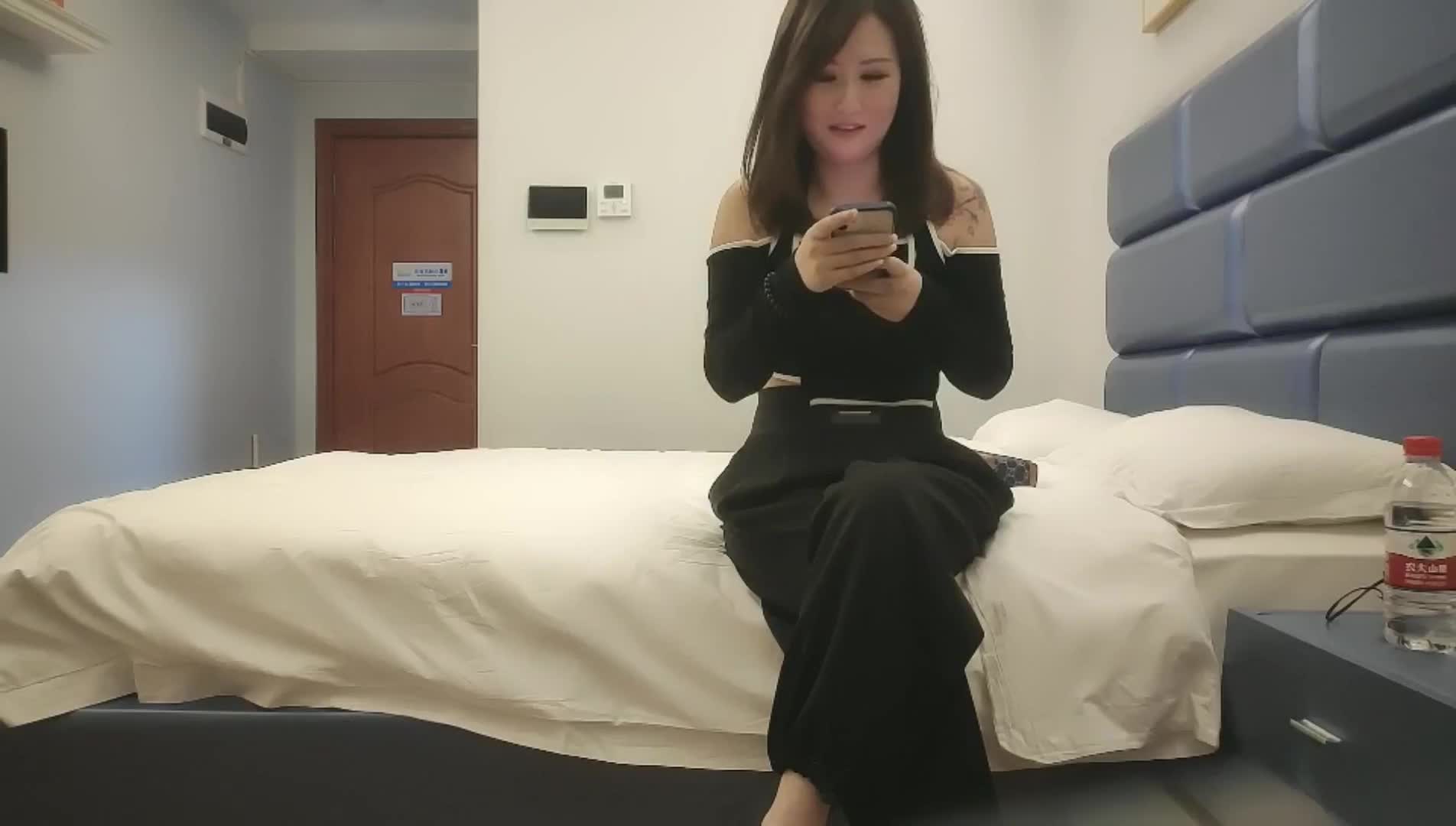 【小马寻花】满背纹身外围少妇，特写手指揉穴扣弄，舔屌深喉骑上来，扶着屁股后入猛操_学生妹_酒店真实偷拍.mp4