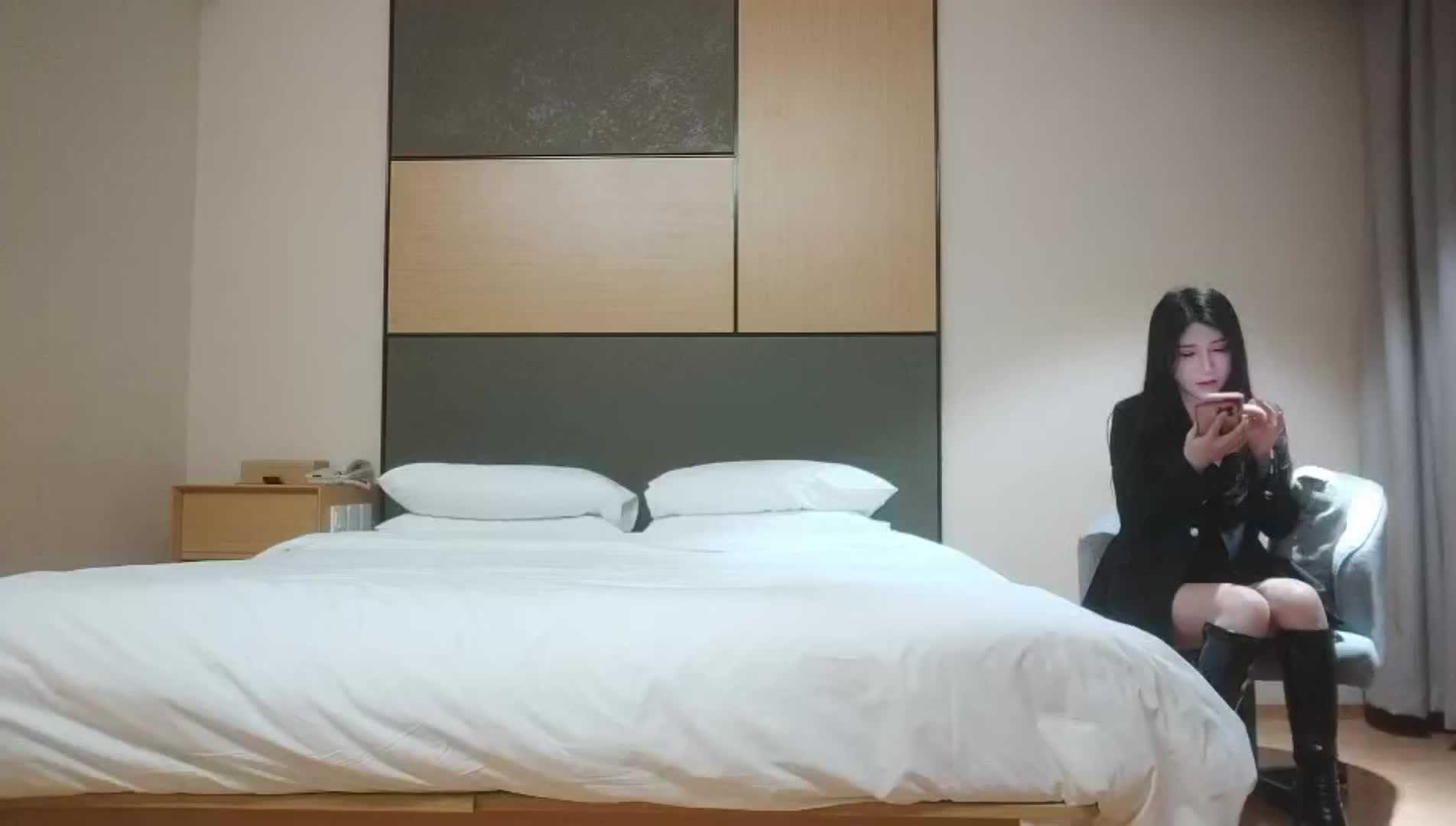 【利哥探花】顶级美女，包臀裙肉丝这妹子好骚，手指猛扣骚穴，穿着高筒靴操，多种姿势爆操_学生妹_酒店真实偷拍.mp4
