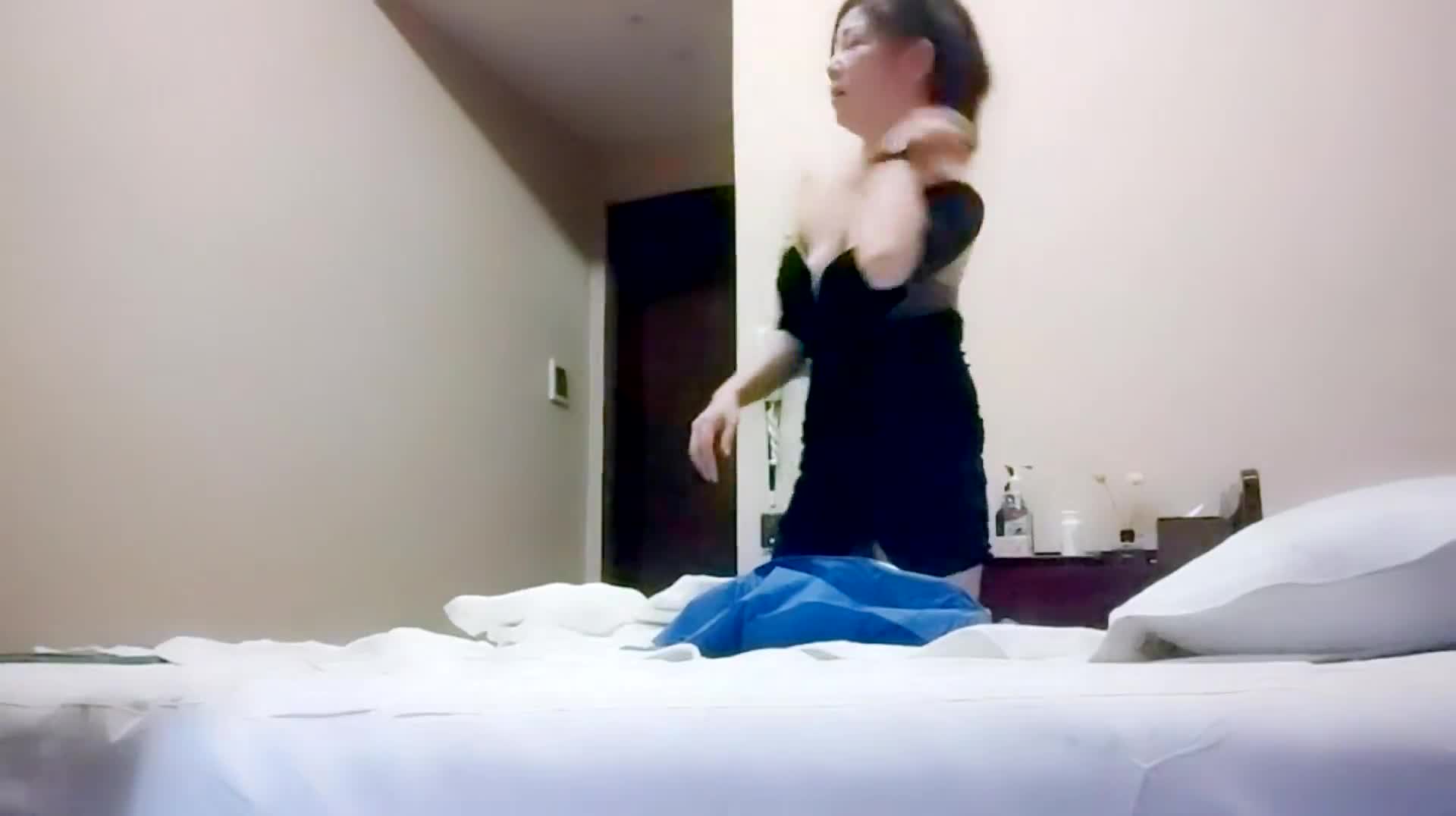 2023_1_20【模特写真拍摄探花】会所偷拍_寻找女技师，骚熟女乳推毒龙转，黑丝大屁股求操，后入撞击爆操爽翻.mp4