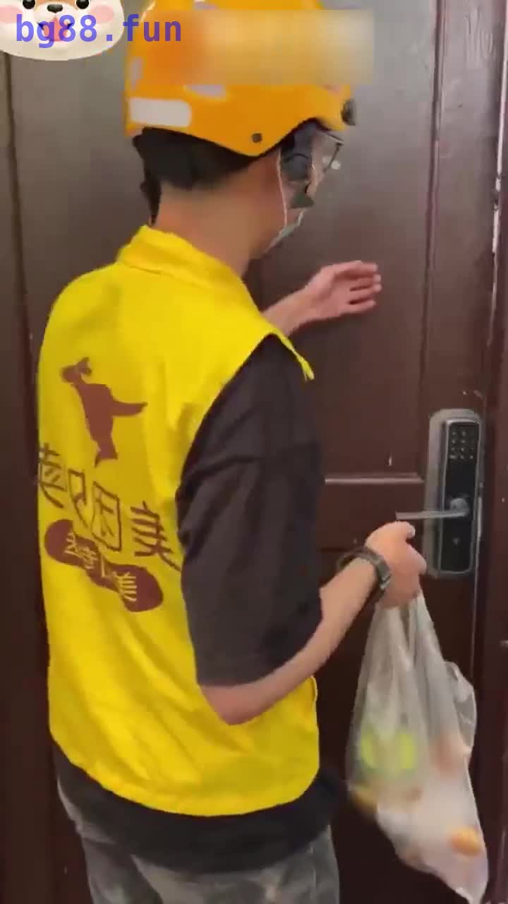 玩的就是刺激_楼道冲刺户外露出被发现就是社死.mp4