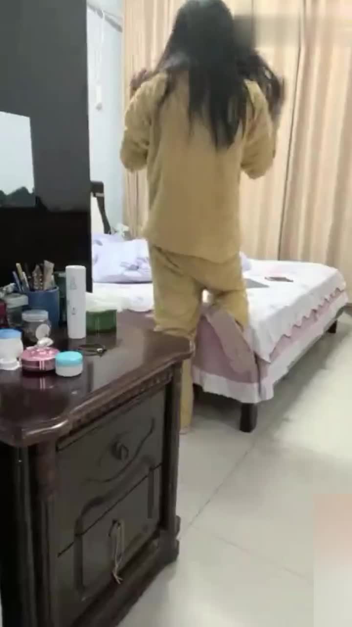 农村小叔子趁亲哥外出打工强操内射嫂子说明天给买衣服.mp4