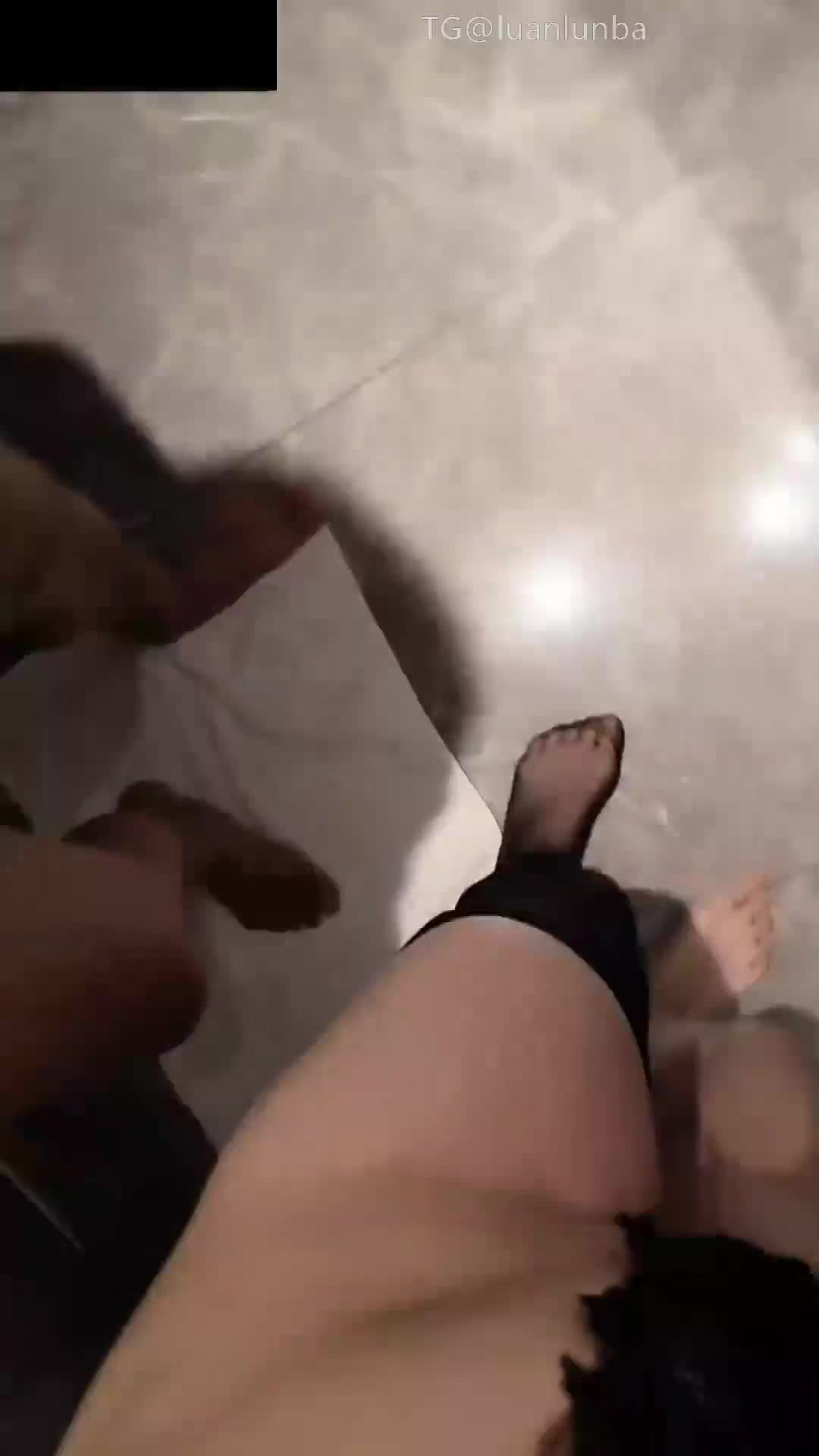 【内射】活超棒的黑丝少妇酒店约啪大哥，深喉内射，无套爆草，激情上位还给大哥吃奶子。.mp4