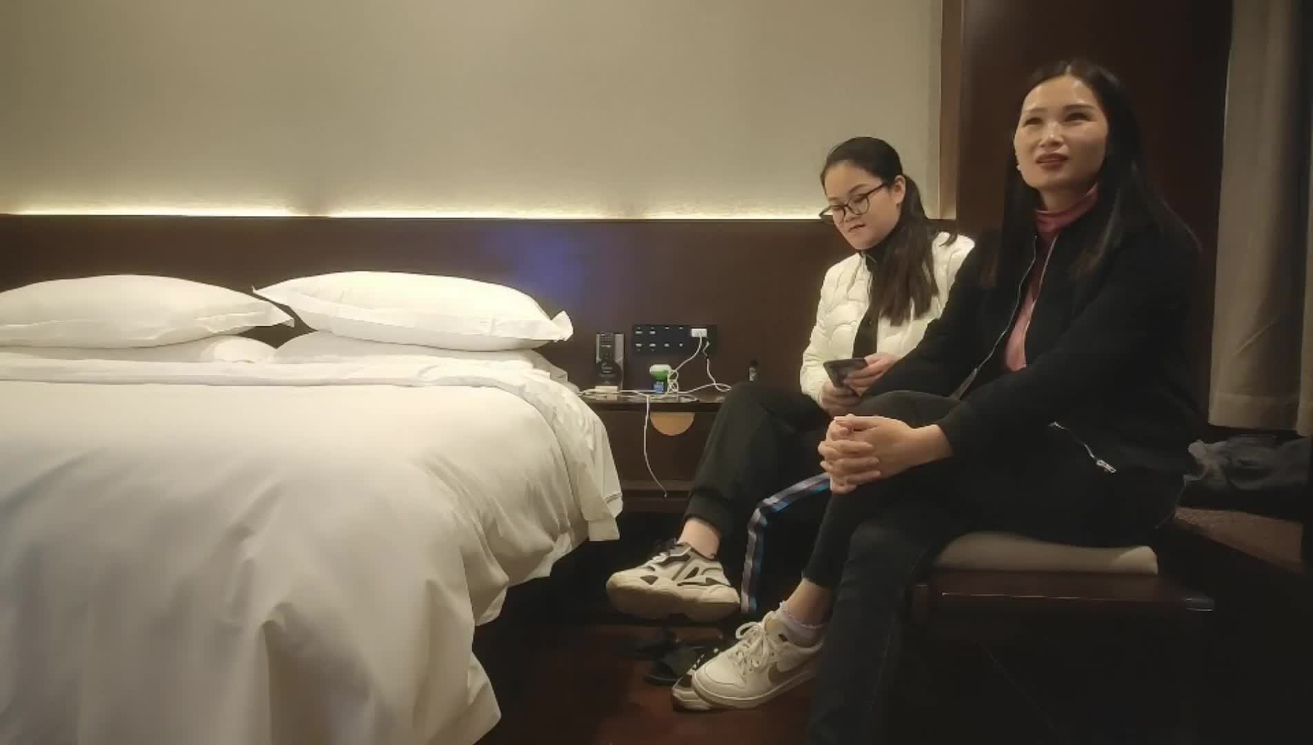 【胖子工作室探花】嫩妹终究不是心头好，重金双飞少妇熟女，兔女郎黑丝，白臀高耸乳浪翻滚，精彩！.mp4
