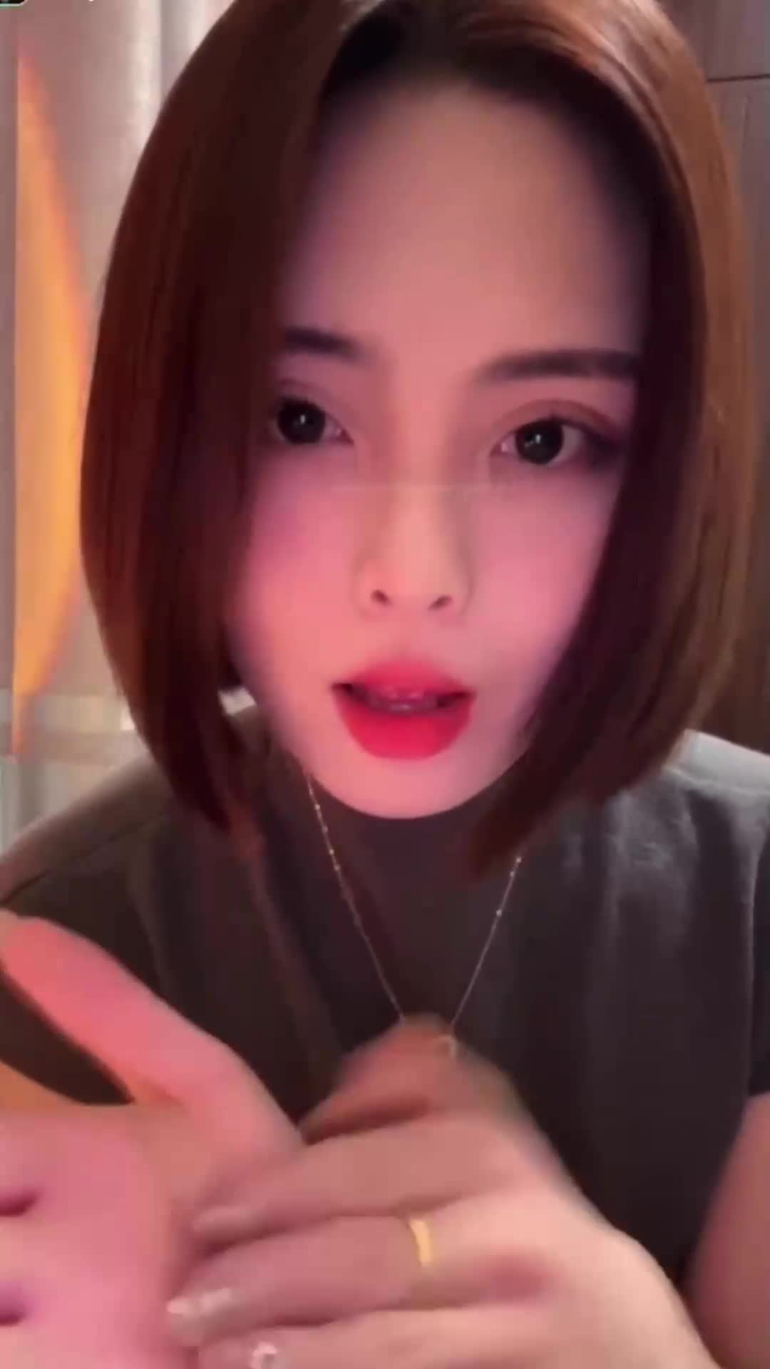 【S调教女王_美臀紧身瑜伽裤玩死你】听着主人羞辱你个贱狗，你很享受吧.mp4
