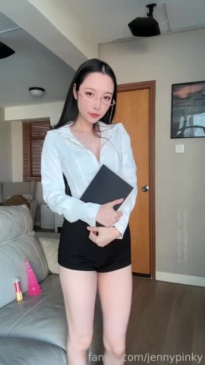为艺术献身的国内女演员模特【孙禾颐】劲爆福利，脸逼同框全裸道具紫薇，颜值高奶子大，香艳无比.mp4