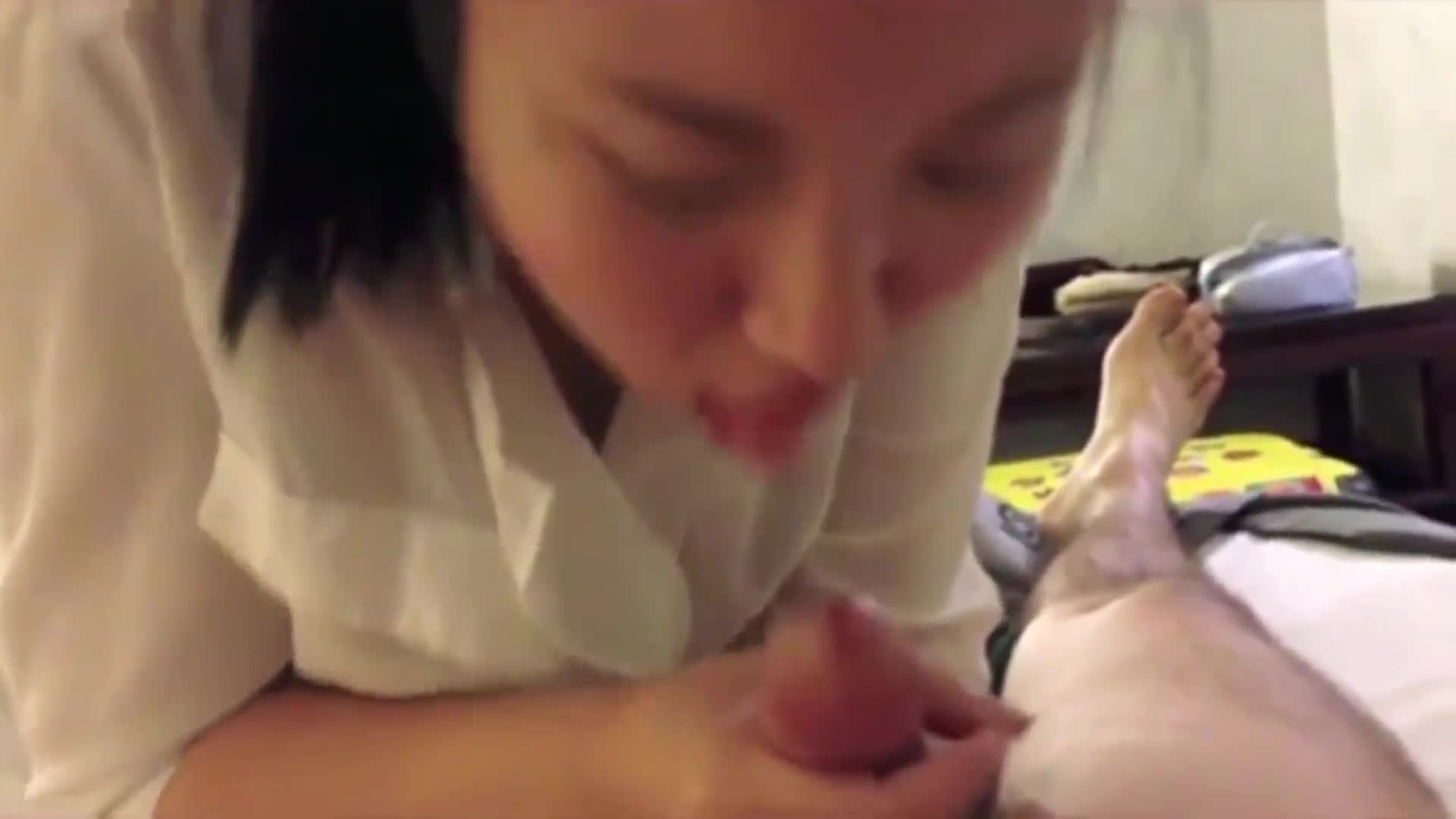 漂亮大奶少妇偷情_我怕把你弄疼了_都打红了_出水了_吃了它_啊啊流了好多水_好体贴_还是用逼解决又爽又省力.mp4