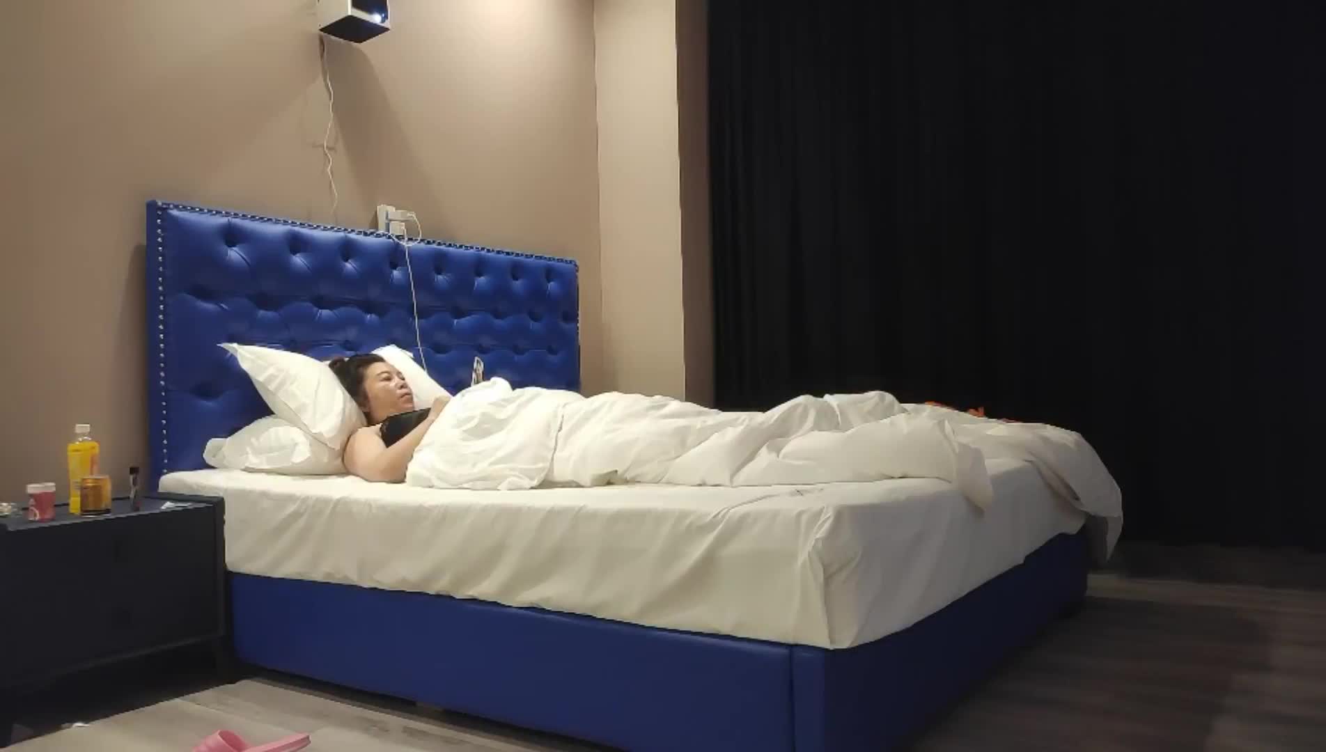 【胖子工作室探花】恢复体力大战骚熟女，两个大奶子乳夹，69姿势舔屌，床边扶着屁股撞击，操的啊啊跟马达一样.mp4