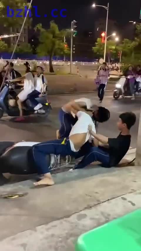 校园格斗合集 女孩子打架更具有观赏性.mp4