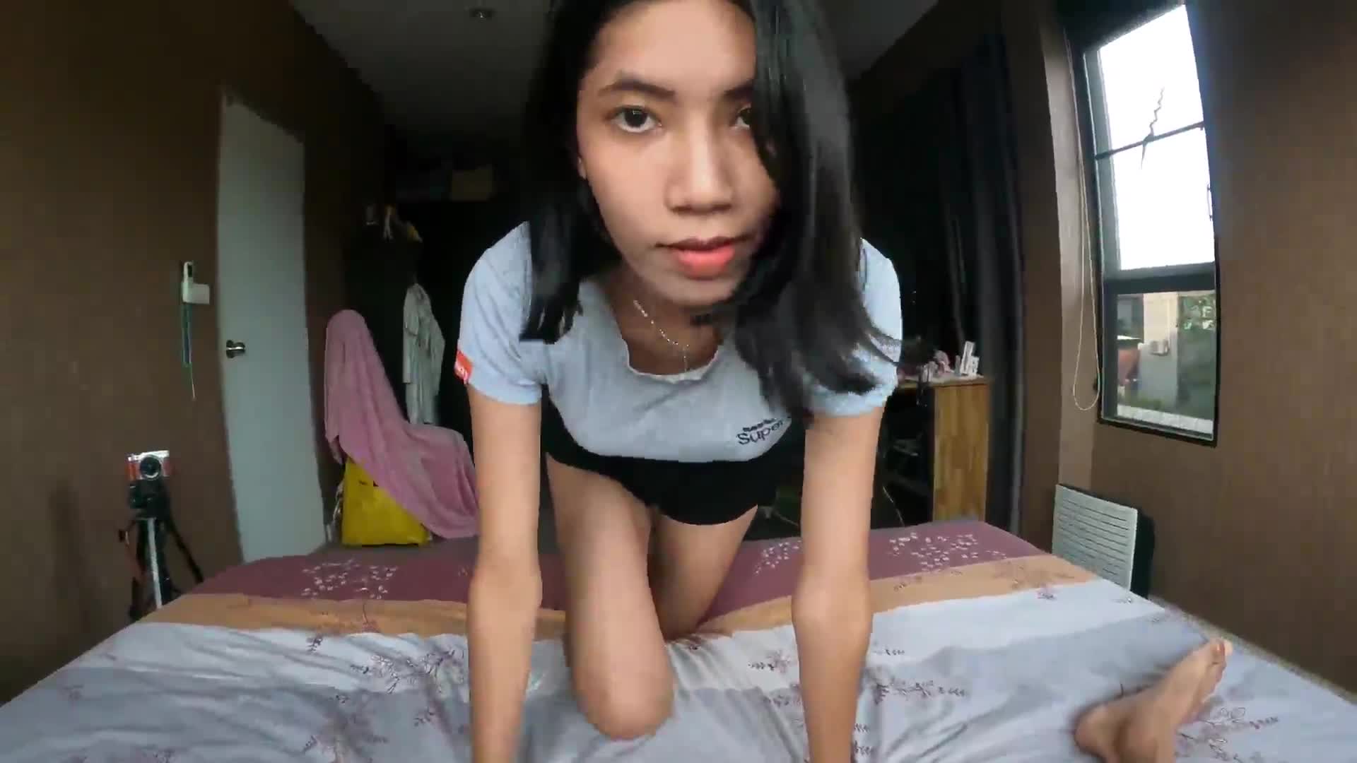 P站纯爱亚裔夫妇「bella」日常露脸性爱私拍_清晨醒来好想要，偷偷溜进表哥的房间把他吵醒诱惑他操我.mp4
