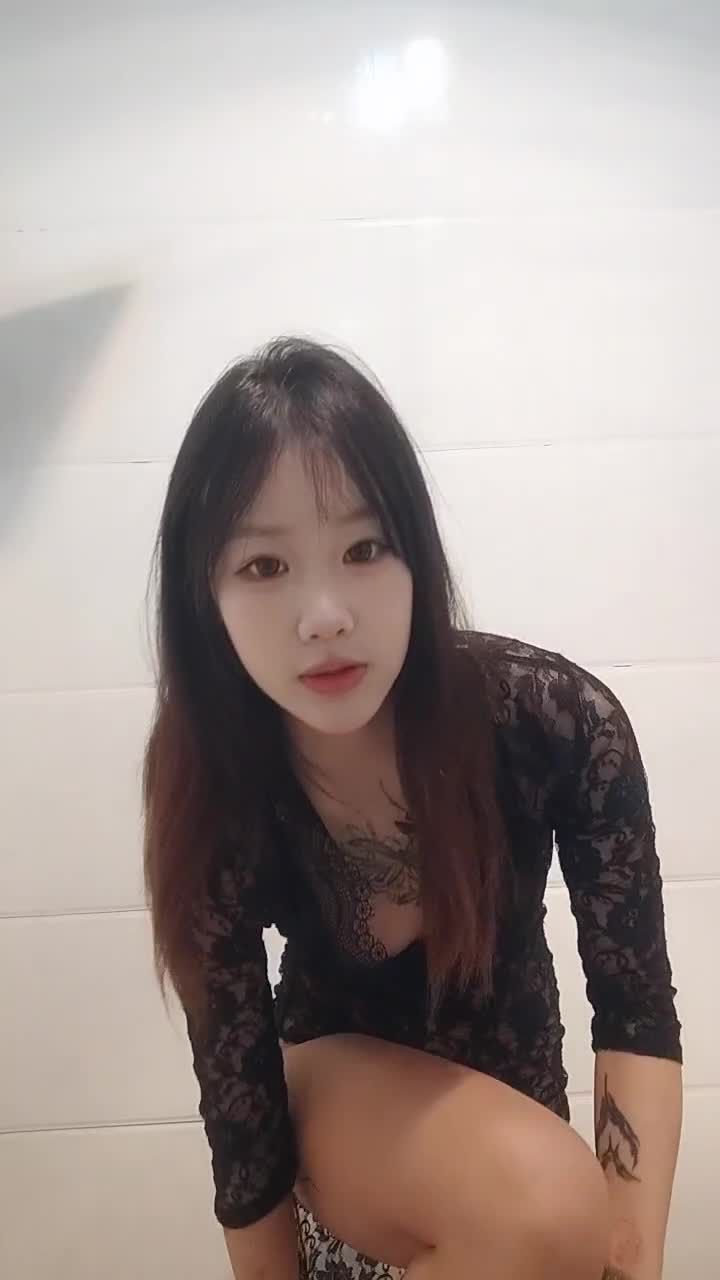 反差可爱清纯唯美少女直播间露脸视频泄密_黑丝诱惑十足_白月光女神特别反差.mp4