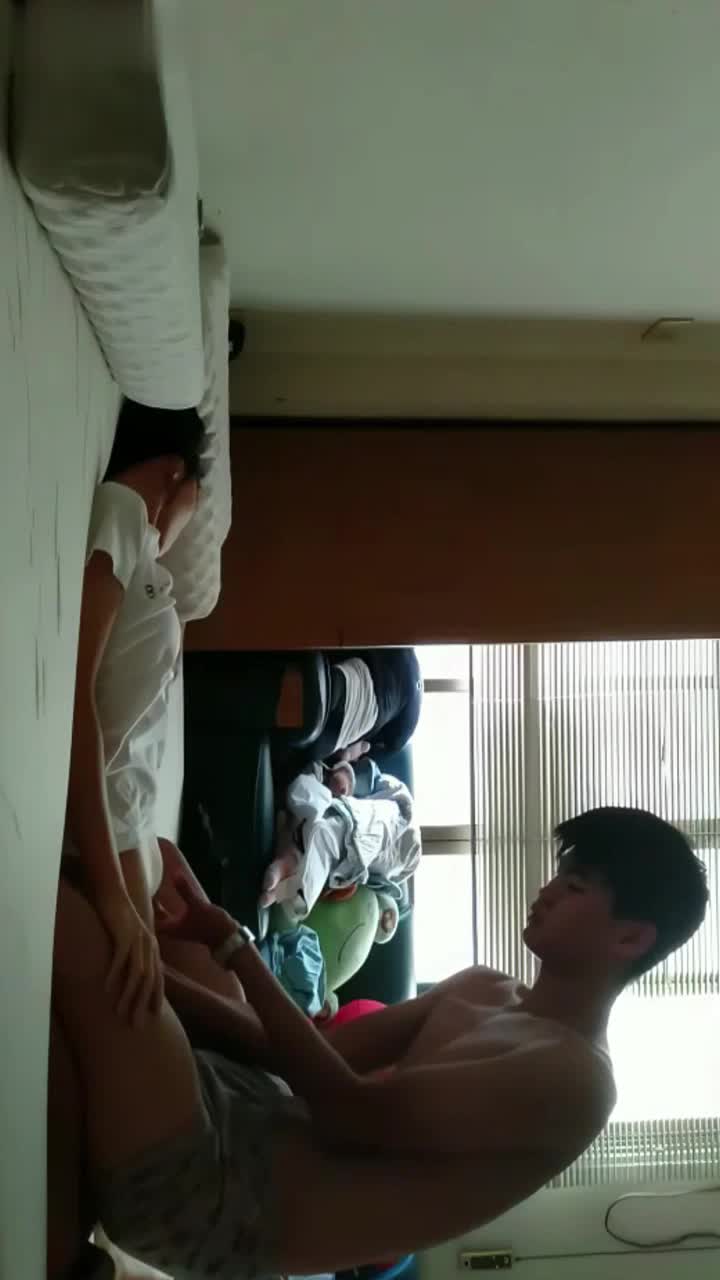 😁 高中情侣 放学家中偷尝禁果 表情好销魂.mp4