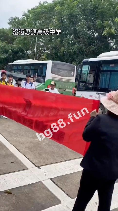 海南省澄迈县思源高级中学  一名家长拉横幅称该学校的王姓校长强奸了自己9岁的女儿