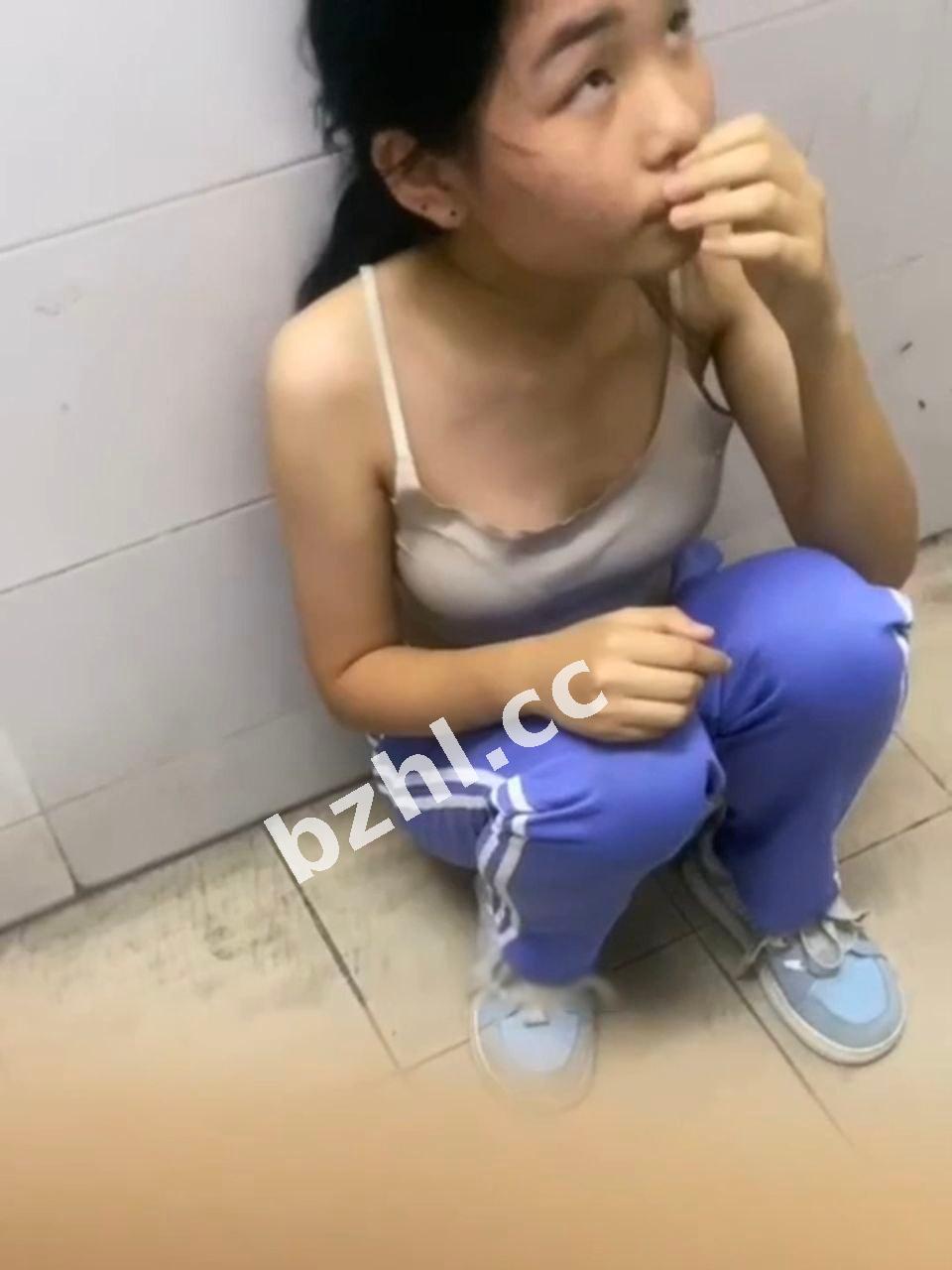 广东汕头龙湖区某中学校园霸凌事件 一群精神小妹暴打内向乖乖女 巴掌脚踢脱光光触目惊心！